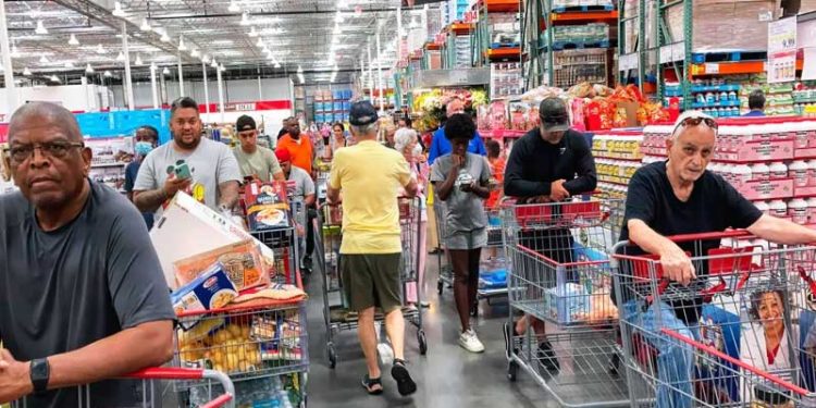 খরচ বাড়িয়েছেন মার্কিন ক্রেতারা শুল্কনীতি কার্যকরের আগে