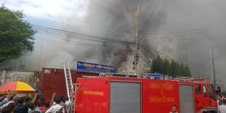 চট্টগ্রাম নগরের স্টেশন রোডে ভয়াবহ অ*গ্নি*কা*ণ্ড*
