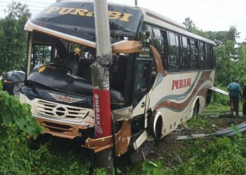 বৃষ্টির কারণে নিয়ন্ত্রণ হারিয়ে যাত্রীবাহী বাস খাদে