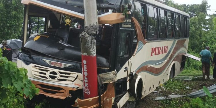 বৃষ্টির কারণে নিয়ন্ত্রণ হারিয়ে যাত্রীবাহী বাস খাদে