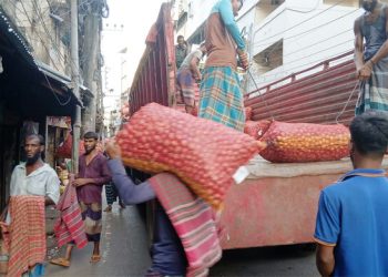 দাম বাড়ছে পেঁয়াজের ‘মৌসুম শেষের’ অজুহাতে