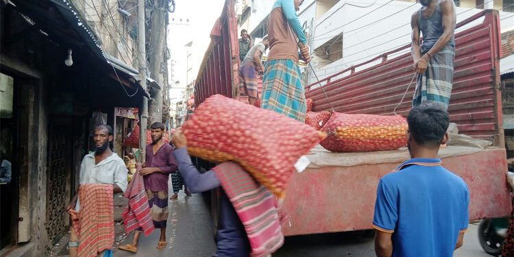 দাম বাড়ছে পেঁয়াজের ‘মৌসুম শেষের’ অজুহাতে