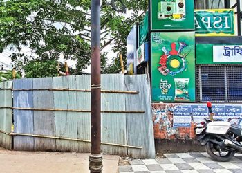 চট্টগ্রাম সিটি কর্পোরেশন সরে এল ট্রাফিক বক্সের পাশেই গণশৌচাগার নির্মাণ থেকে