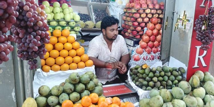 চড়া ফলের বাজার, বিক্রেতারা দুষছেন সিন্ডিকেটকে