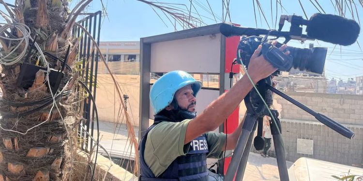 ইসরায়েলি হামলায় নিহত রয়টার্স সাংবাদিক গাজায় লাইভ সম্প্রচারের সময়