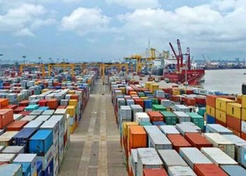 দীর্ঘদিন পড়ে থাকা ১০০০ কনটেইনার বিক্রি চট্টগ্রাম বন্দরে জট কমাতে