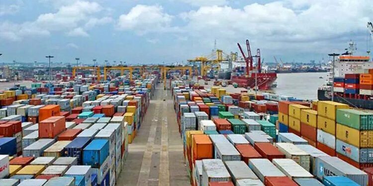 দীর্ঘদিন পড়ে থাকা ১০০০ কনটেইনার বিক্রি চট্টগ্রাম বন্দরে জট কমাতে