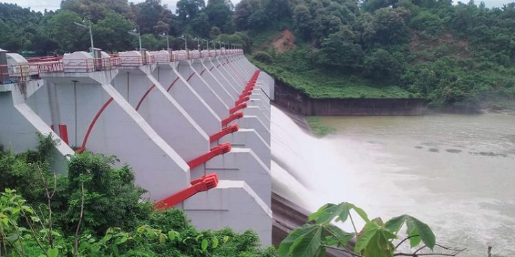 পানির চাপ বাড়ছে কাপ্তাই হ্রদে, জলকপাট খুলল ৩ ফুট