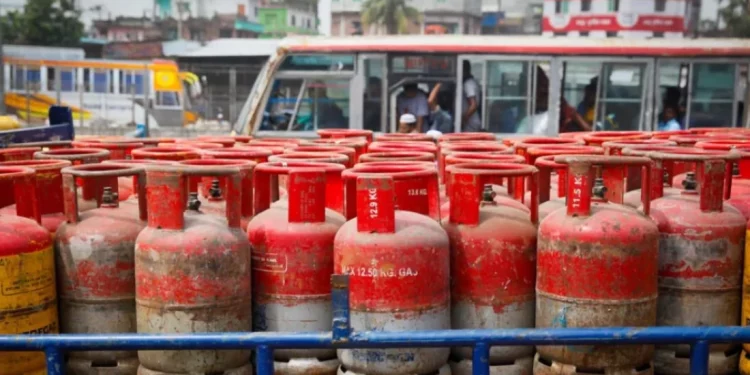 ৯১ টাকা কমানো হয়েছে ১২ কেজি এলপিজি সিলিন্ডারের দাম ।