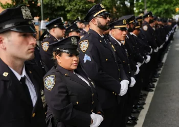 নিউ ইয়র্ক সিটির রাস্তায় হাজার হাজার পুলিশ অফিসার লাইন দিয়েছেন নিহত কর্নেলকে শ্রদ্ধা জানাতে