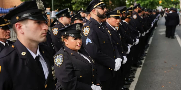নিউ ইয়র্ক সিটির রাস্তায় হাজার হাজার পুলিশ অফিসার লাইন দিয়েছেন নিহত কর্নেলকে শ্রদ্ধা জানাতে