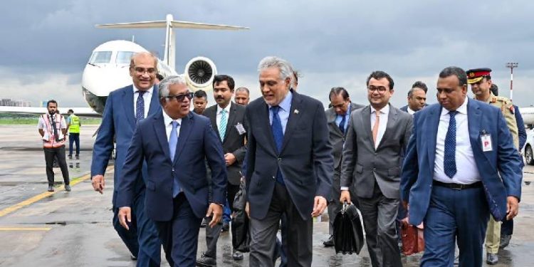 ঢাকায় পৌঁছেছেন পাকিস্তানের উপ প্রধানমন্ত্রী ও পররাষ্ট্রমন্ত্রী ইসহাক দার