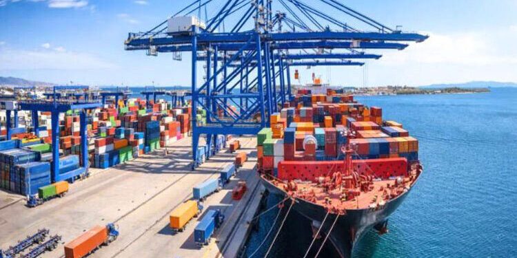 চট্টগ্রাম বন্দর পিছিয়েছে কনটেইনার পরিবহনে