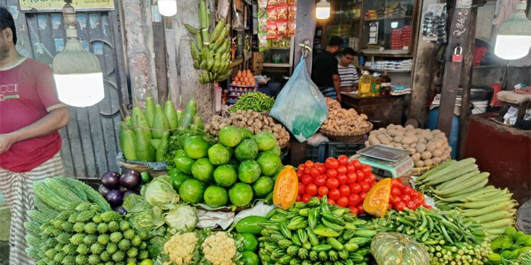 চাল-ডিমের দাম বেড়েছে , সবজিও ৮০ টাকার নিচে মিলছে না