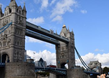 অবৈধভাবে কাজ করা আশ্রয়প্রার্থীদের বিরুদ্ধে যুক্তরাজ্যে অভিযান