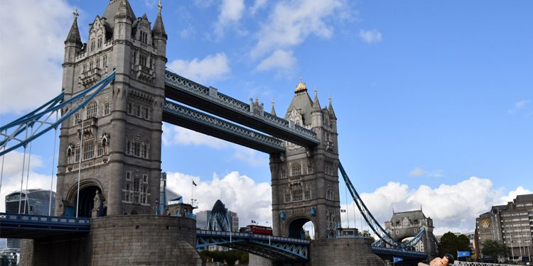 অবৈধভাবে কাজ করা আশ্রয়প্রার্থীদের বিরুদ্ধে যুক্তরাজ্যে অভিযান