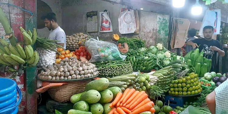 গাজর ১৬০ টাকা কেজি, টমেটোর ডাবল সেঞ্চুরি