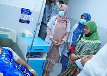 চিকিৎসার খোঁজ নিলেন চবির সংঘর্ষে আহত শিক্ষার্থীদের উপদেষ্টা