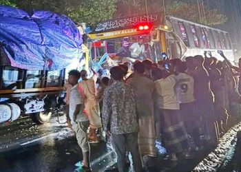 বাস-ট্রাক সংঘর্ষে লোহাগাড়ায় প্রাণ গেল একজনের