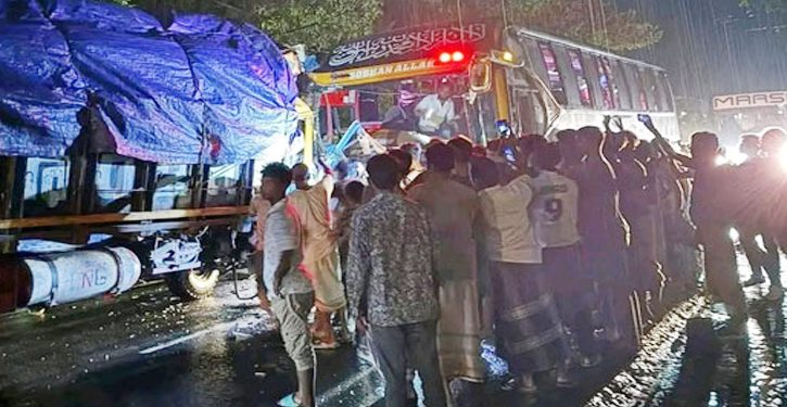 বাস-ট্রাক সংঘর্ষে লোহাগাড়ায় প্রাণ গেল একজনের