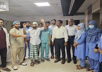 ফটোসেশন হচ্ছে! খুলির অংশ খুলে রাখা চবির মামুনকে নিয়ে