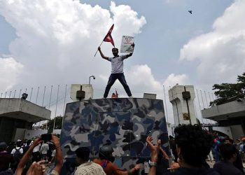 জেন-জি বিক্ষোভকারীদের দখলে নেপালের পার্লামেন্ট