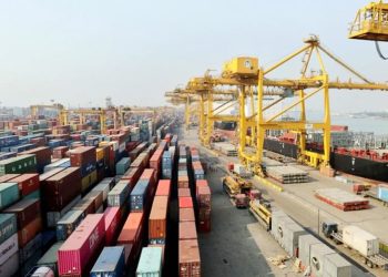 বিশ্ববাজারের অনিশ্চয়তা ও অভ্যন্তরীণ সংকটে হুমকিতে রপ্তানি খাত