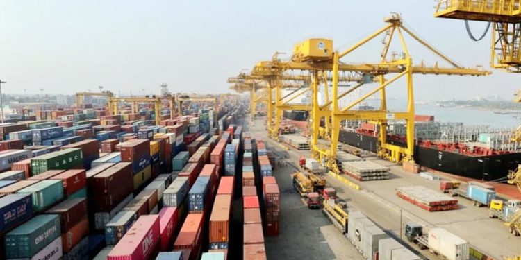 বিশ্ববাজারের অনিশ্চয়তা ও অভ্যন্তরীণ সংকটে হুমকিতে রপ্তানি খাত