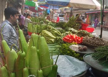 সব পণ্যের দাম বাজারে চড়া, দিশেহারা ক্রেতারা