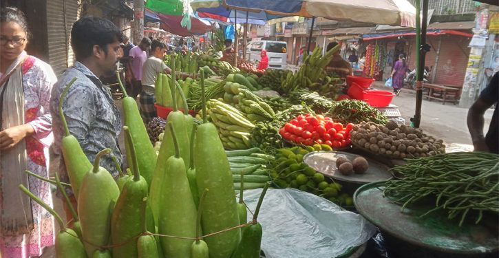 সব পণ্যের দাম বাজারে চড়া, দিশেহারা ক্রেতারা