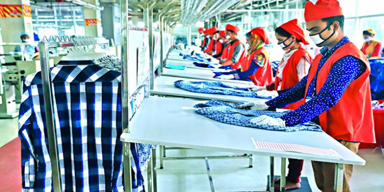 পোশাক শিল্পে আমেরিকার শুল্ক আতঙ্ক: চট্টগ্রামে ক্রেতা হারানোর শঙ্কা