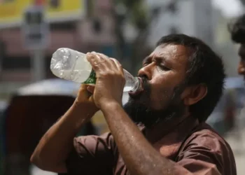 গরমে অস্বস্তি বৃষ্টিহীন ঢাকায়