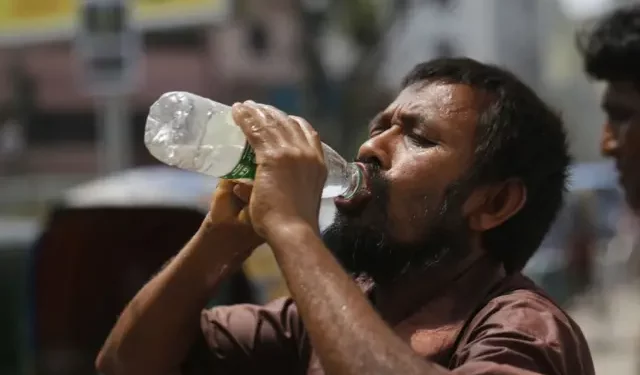 গরমে অস্বস্তি বৃষ্টিহীন ঢাকায়