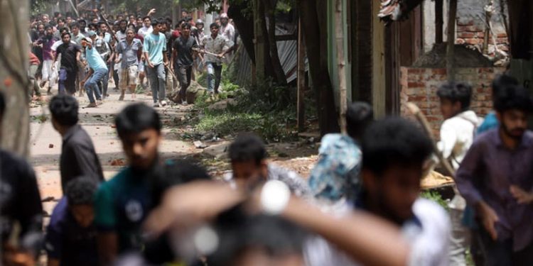 চবি সংঘর্ষে উপ-উপাচার্য ও প্রক্টরসহ আহত তিন শতাধিক