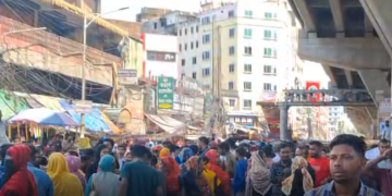 বকেয়া বেতন আদায়ের দাবিতে সড়ক দখল করে মানববন্ধন