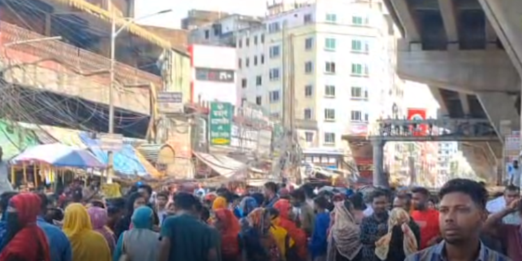 বকেয়া বেতন আদায়ের দাবিতে সড়ক দখল করে মানববন্ধন