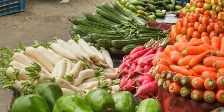 বাজারে দামের ঊর্ধ্বগতি, খাতায় স্বস্তি নেই জনসাধারণের