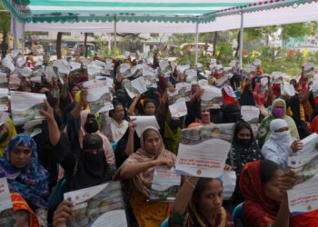 নগদ সহায়তা বাড়িয়ে ৫,০০০ টাকা করল সরকার কর্মহীন শ্রমিকদের