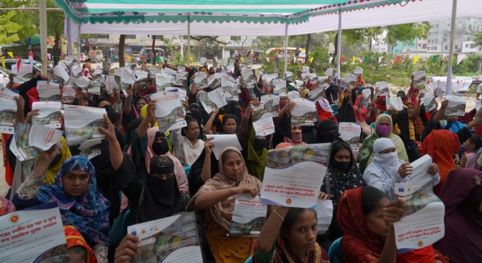 নগদ সহায়তা বাড়িয়ে ৫,০০০ টাকা করল সরকার কর্মহীন শ্রমিকদের
