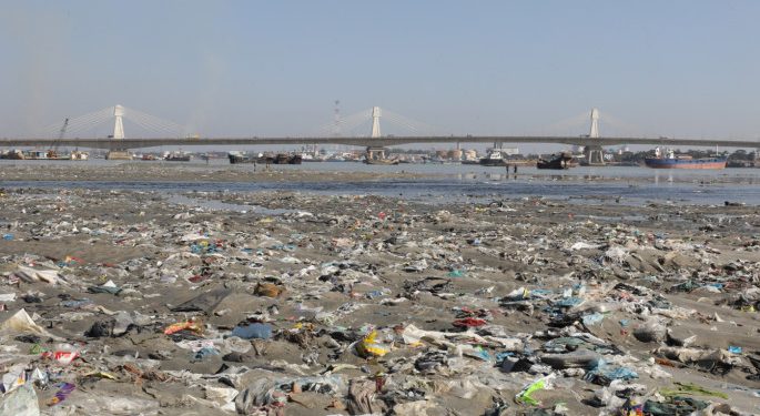 অস্তিত্ব হারাচ্ছে কর্ণফুলী নদী, হুমকিতে জীববৈচিত্র্য ও জীবিকা