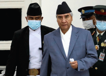 নেপালের সাবেক প্রধানমন্ত্রীর স্ত্রী ও তাকে মারধর