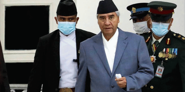 নেপালের সাবেক প্রধানমন্ত্রীর স্ত্রী ও তাকে মারধর