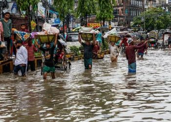 টানা বর্ষণে ফের চট্টগ্রামে জলাবদ্ধতা, জনদুর্ভোগ চরমে