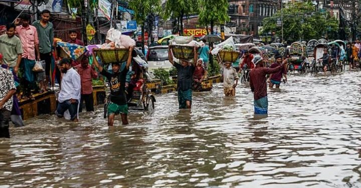 টানা বর্ষণে ফের চট্টগ্রামে জলাবদ্ধতা, জনদুর্ভোগ চরমে