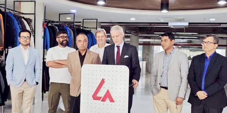 বাংলাদেশের অগ্রগতি প্রশংসনীয় পোশাক খাতের টেকসই উন্নয়নে