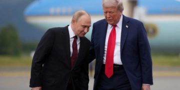 “ব্যাংক ও জ্বালানিতে নিষেধাজ্ঞার ইঙ্গিত, পুতিনকে হুঁশিয়ারি ট্রাম্পের”