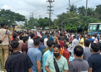 মহাসড়ক অবরোধ ইসলামী ব্যাংকের চাকরিচ্যুত কর্মীদের