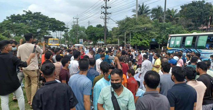 মহাসড়ক অবরোধ ইসলামী ব্যাংকের চাকরিচ্যুত কর্মীদের