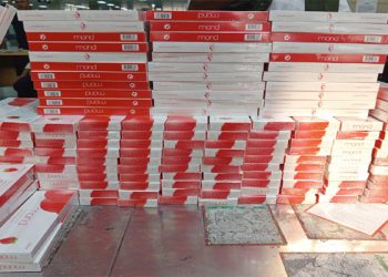 ১৯ লাখ টাকার সিগারেট জব্দ বিমানবন্দরে