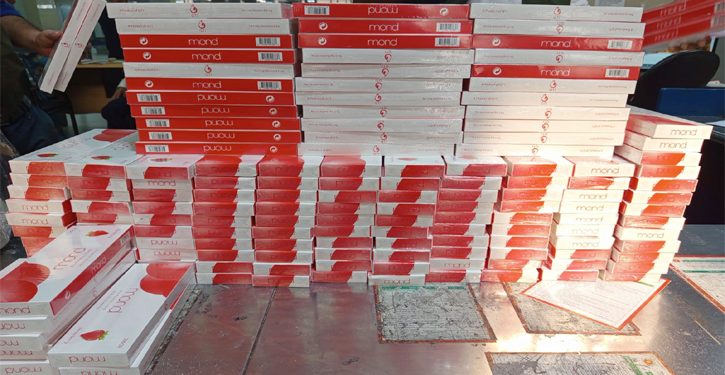 ১৯ লাখ টাকার সিগারেট জব্দ বিমানবন্দরে